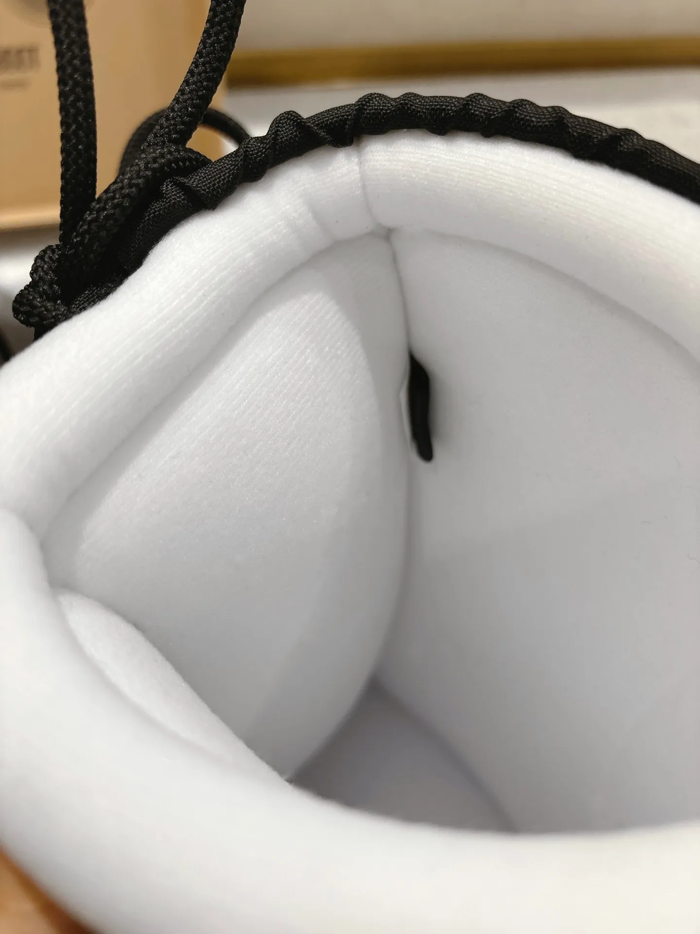 p700 long love style: ❤️ Moon Boot2025 vs autumn and winter popular snow boots series... [Ugly Moon Snow Boots] Forget UGG, fashionable people are wearing Moon Boot snow boots. If you find it difficult to accept the revival of UGG, then there is now a more alternative snow boot that is back, with an inner diameter of 4 cm. That is the Moon Boot. It was already very popular in the millennium. Back then, Paris Hilton and Victoria Beckham Celebrities often wear it, and now the Y2K trend is popular again. The same style is worn by young people in QQ shows, and the ugly snow boots that are shown in thousands of people have become popular again, regardless of men and women. They look slim but warm and easy to wear... ❶Fabric: Original custom/cowhide/woven wool/high mercerized waterproof cloth ❷Inner: original 100% silk cotton liner ❸foot: original 100% silk cotton liner ❹ Outsole: Original molded two-color non-slip outsole ❺ Sole thickness: 4cm (including **) ❻ Code number: 35/38; 39/41; ❼ Packaging: Original full set of packaging ☀ Color: Official website updated simultaneously
